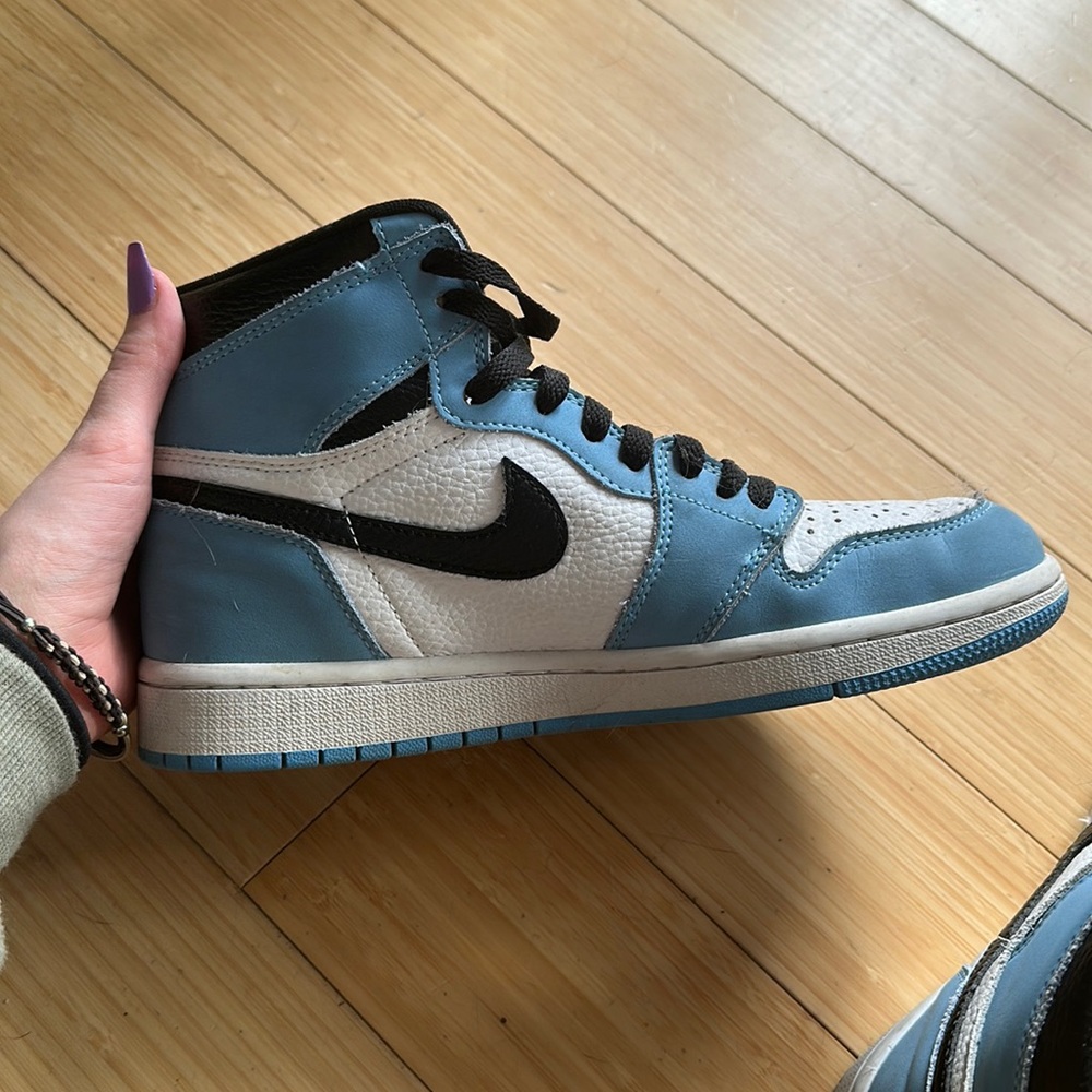 Nike air Jordan 1. University blue.
